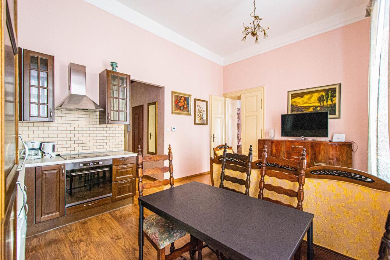 Astronomical Clock Suite By Ruterra Prague Exterior photo