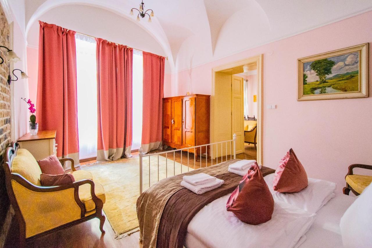 Astronomical Clock Suite By Ruterra Prague Exterior photo