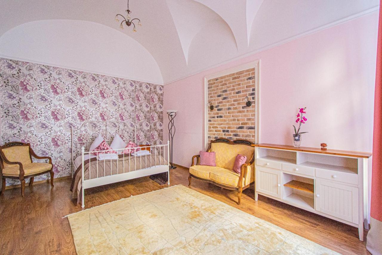 Astronomical Clock Suite By Ruterra Prague Exterior photo